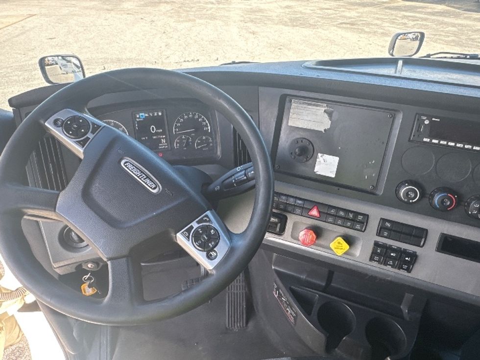 Sleeper Tractor-Heavy Duty Tractors-Freightliner-2022-T12664ST-West Columbia-SC-583,714\n\t\tmiles-$ 61,750 - Image 11