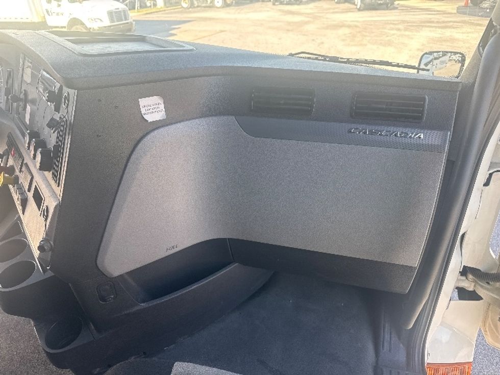 Sleeper Tractor-Heavy Duty Tractors-Freightliner-2022-T12664ST-West Columbia-SC-583,714\n\t\tmiles-$ 61,750 - Image 14