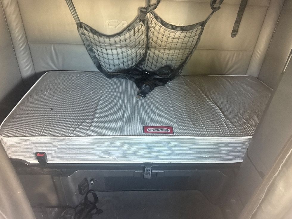 Sleeper Tractor-Heavy Duty Tractors-Freightliner-2022-T12664ST-West Columbia-SC-583,714\n\t\tmiles-$ 61,750 - Image 17