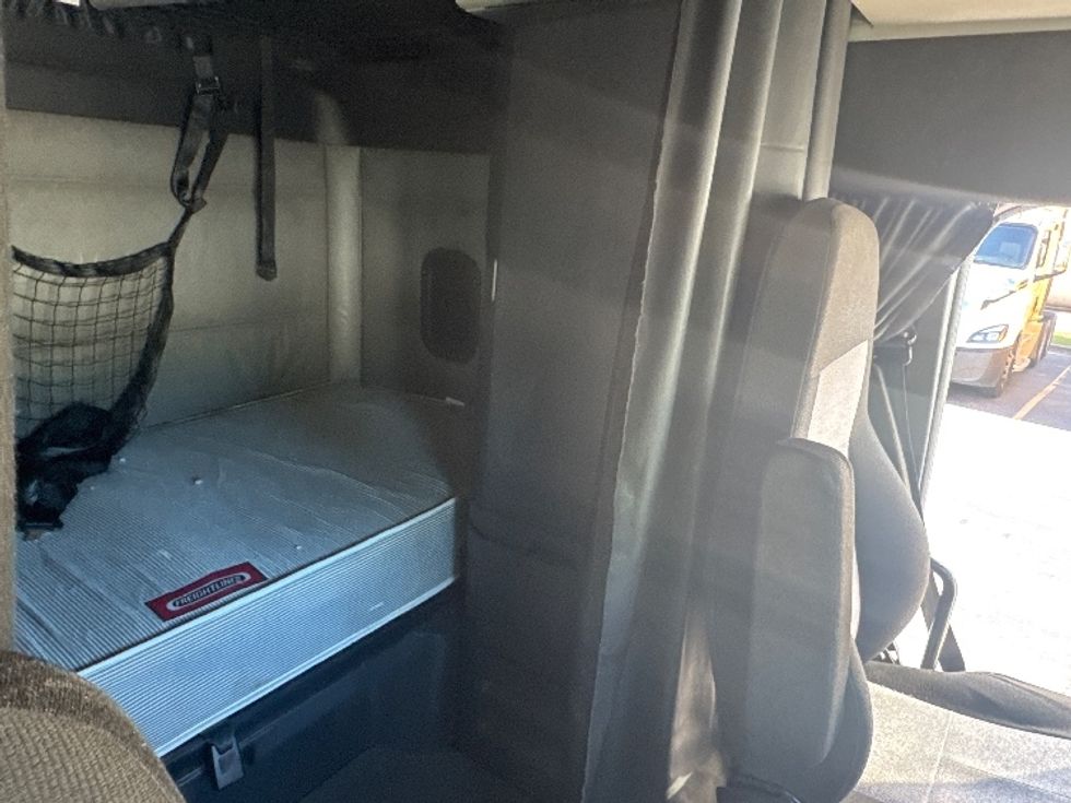 Sleeper Tractor-Heavy Duty Tractors-Freightliner-2022-T12664ST-West Columbia-SC-583,714\n\t\tmiles-$ 61,750 - Image 18