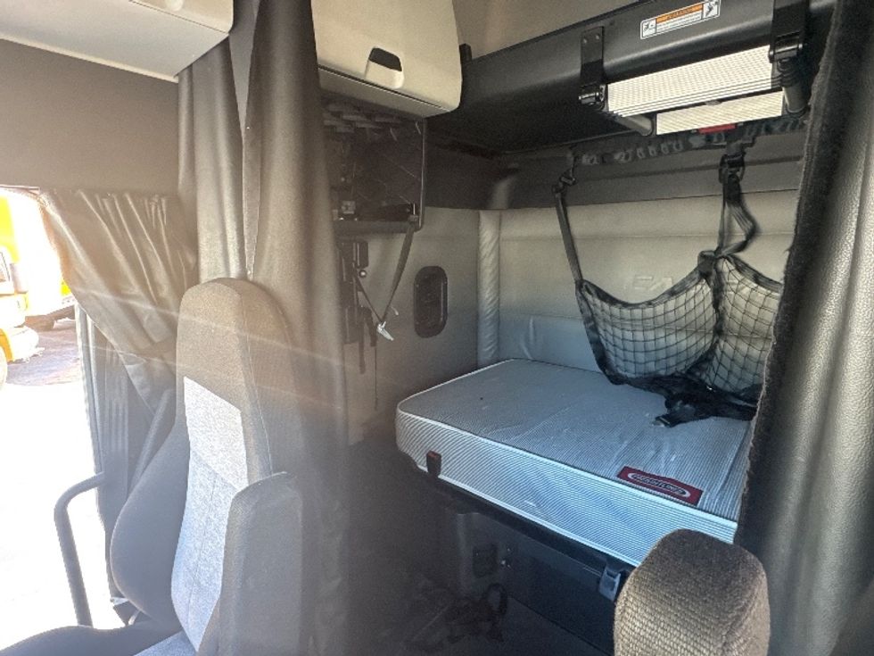 Sleeper Tractor-Heavy Duty Tractors-Freightliner-2022-T12664ST-West Columbia-SC-583,714\n\t\tmiles-$ 61,750 - Image 19