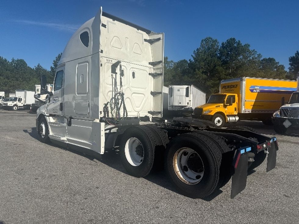 Sleeper Tractor-Heavy Duty Tractors-Freightliner-2022-T12664ST-West Columbia-SC-583,714\n\t\tmiles-$ 61,750 - Image 5