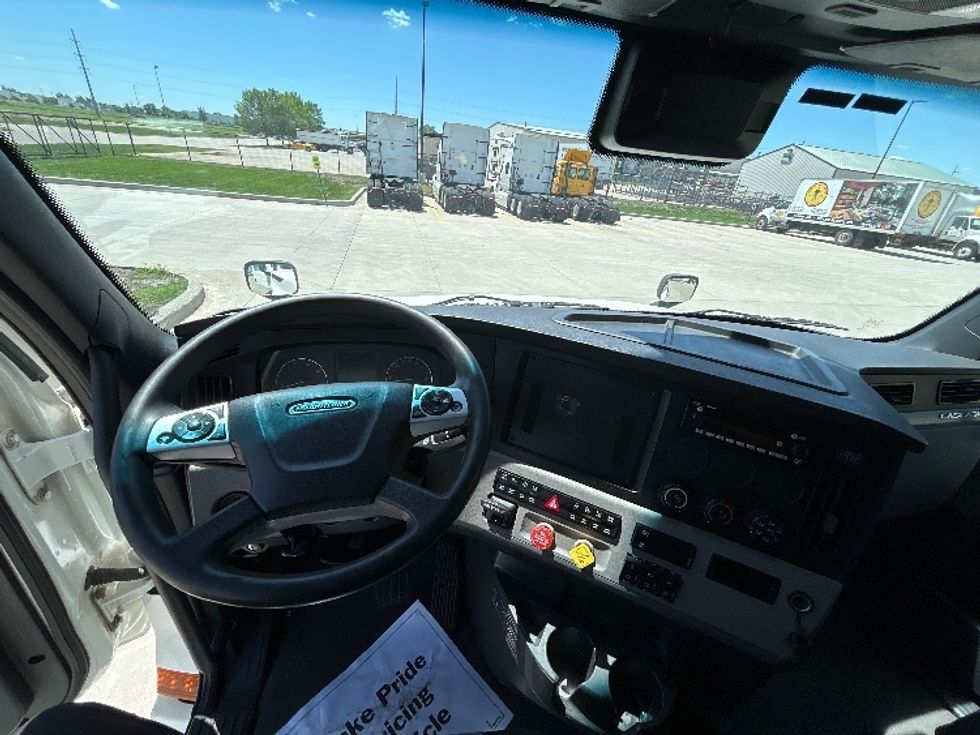 Sleeper Tractor-Heavy Duty Tractors-Freightliner-2022-T12664ST-West Fargo-ND-509,514\n\t\tmiles-$ 71,000 - Image 11