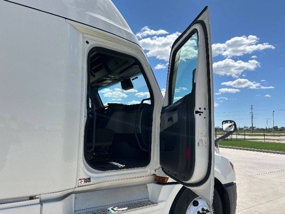 Sleeper Tractor-Heavy Duty Tractors-Freightliner-2022-T12664ST-West Fargo-ND-509,514\n\t\tmiles-$ 71,000 - Image 13