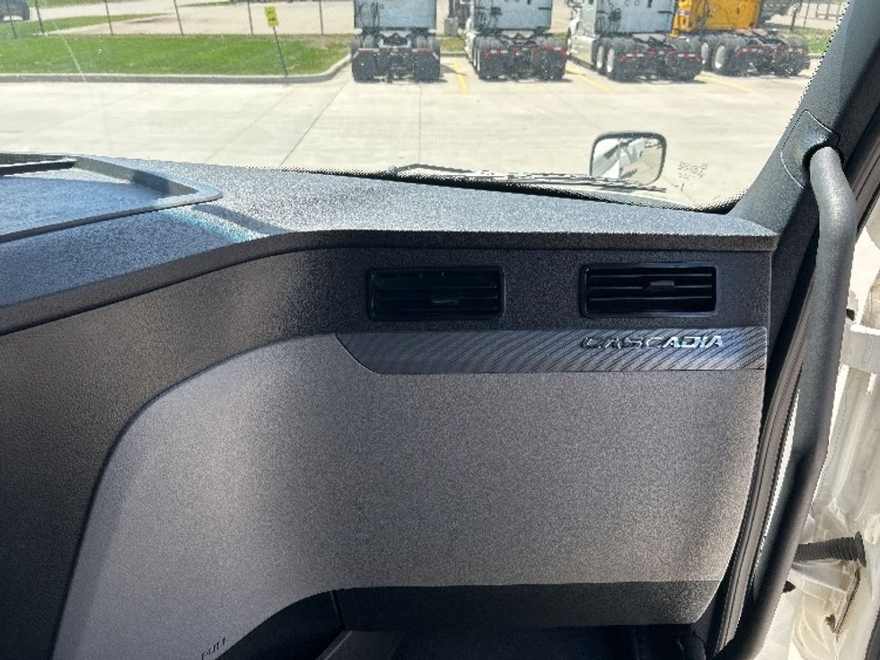 Sleeper Tractor-Heavy Duty Tractors-Freightliner-2022-T12664ST-West Fargo-ND-509,514\n\t\tmiles-$ 71,000 - Image 14