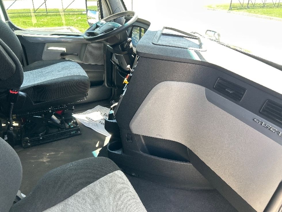 Sleeper Tractor-Heavy Duty Tractors-Freightliner-2022-T12664ST-West Fargo-ND-509,514\n\t\tmiles-$ 71,000 - Image 15