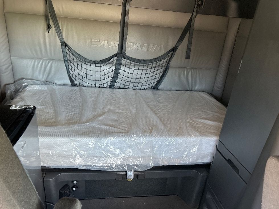 Sleeper Tractor-Heavy Duty Tractors-Freightliner-2022-T12664ST-West Fargo-ND-509,514\n\t\tmiles-$ 71,000 - Image 16