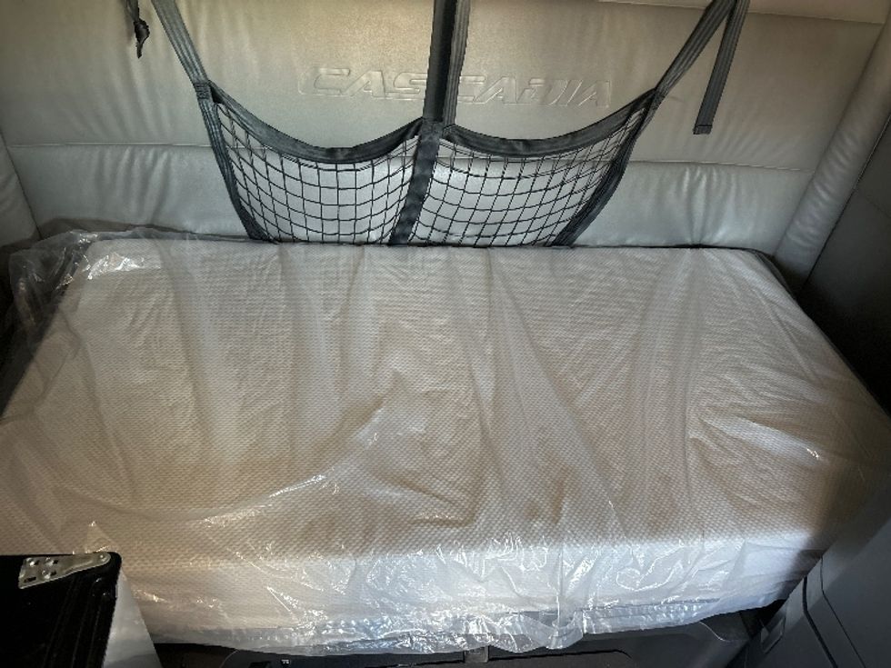 Sleeper Tractor-Heavy Duty Tractors-Freightliner-2022-T12664ST-West Fargo-ND-509,514\n\t\tmiles-$ 71,000 - Image 17