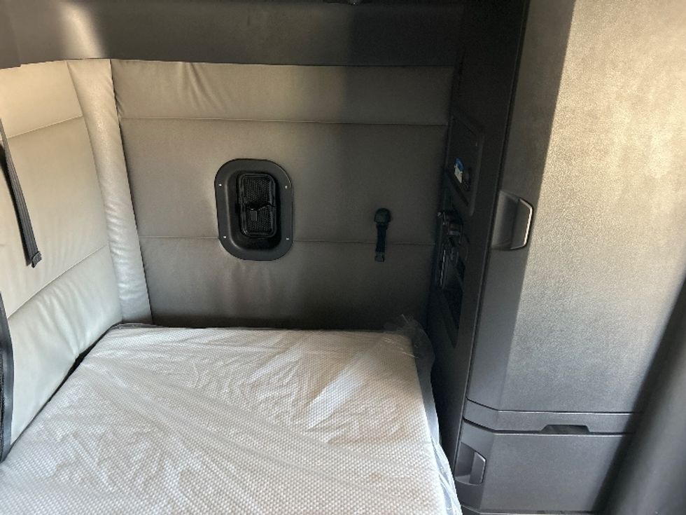 Sleeper Tractor-Heavy Duty Tractors-Freightliner-2022-T12664ST-West Fargo-ND-509,514\n\t\tmiles-$ 71,000 - Image 18