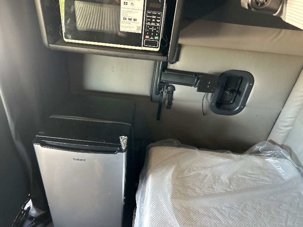 Sleeper Tractor-Heavy Duty Tractors-Freightliner-2022-T12664ST-West Fargo-ND-509,514\n\t\tmiles-$ 71,000 - Image 19