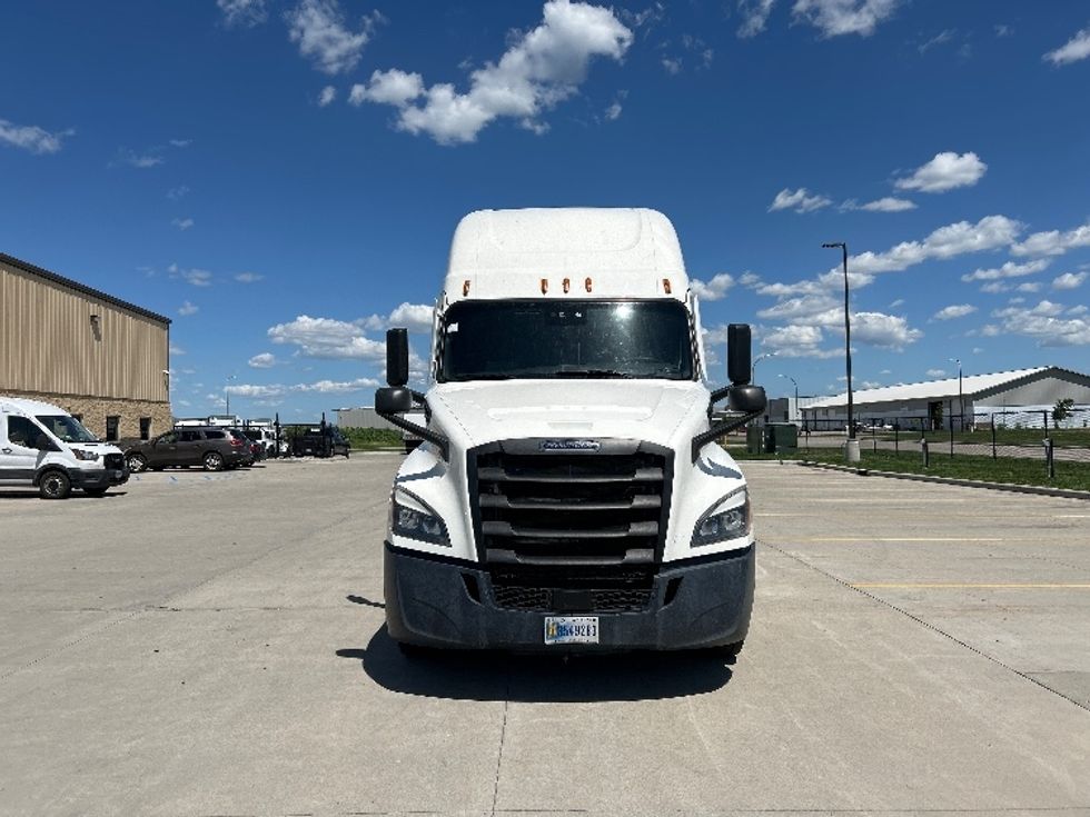 Sleeper Tractor-Heavy Duty Tractors-Freightliner-2022-T12664ST-West Fargo-ND-509,514\n\t\tmiles-$ 71,000 - Image 2