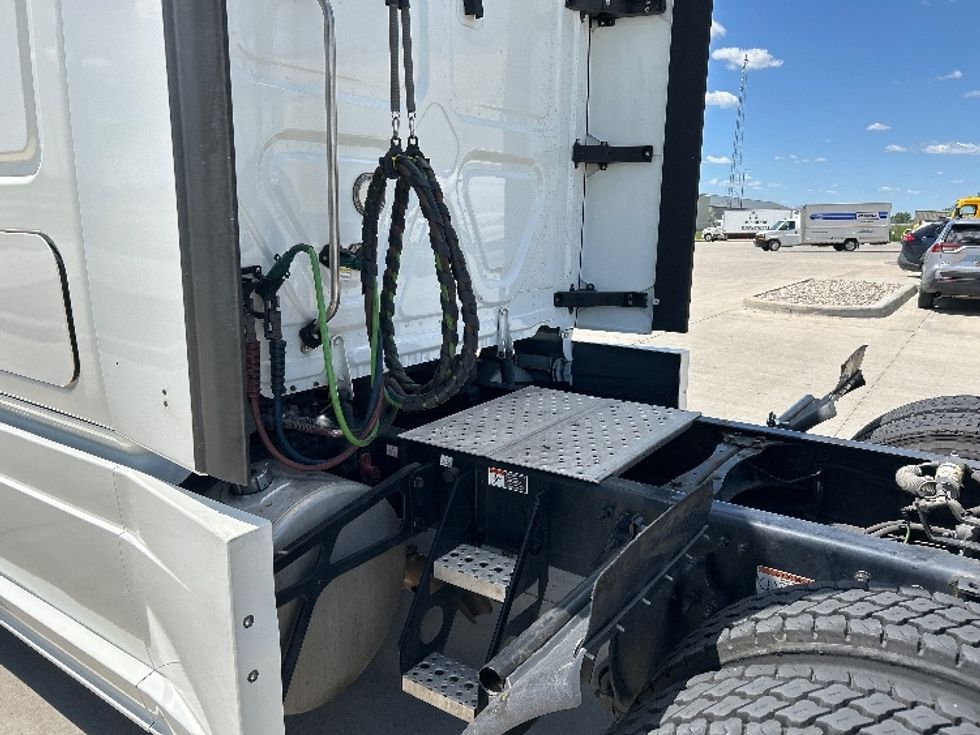 Sleeper Tractor-Heavy Duty Tractors-Freightliner-2022-T12664ST-West Fargo-ND-509,514\n\t\tmiles-$ 71,000 - Image 22