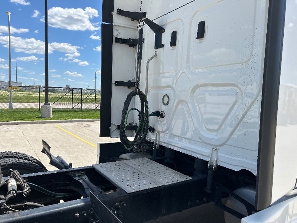 Sleeper Tractor-Heavy Duty Tractors-Freightliner-2022-T12664ST-West Fargo-ND-509,514\n\t\tmiles-$ 71,000 - Image 23