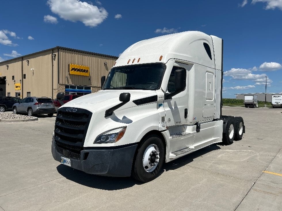 Sleeper Tractor-Heavy Duty Tractors-Freightliner-2022-T12664ST-West Fargo-ND-509,514\n\t\tmiles-$ 71,000 - Image 3