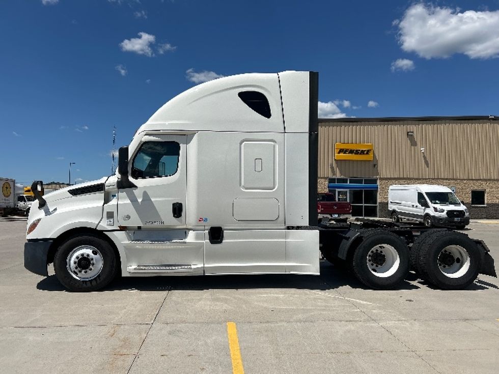 Sleeper Tractor-Heavy Duty Tractors-Freightliner-2022-T12664ST-West Fargo-ND-509,514\n\t\tmiles-$ 71,000 - Image 4