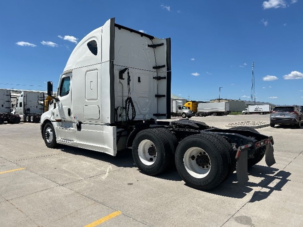 Sleeper Tractor-Heavy Duty Tractors-Freightliner-2022-T12664ST-West Fargo-ND-509,514\n\t\tmiles-$ 71,000 - Image 5