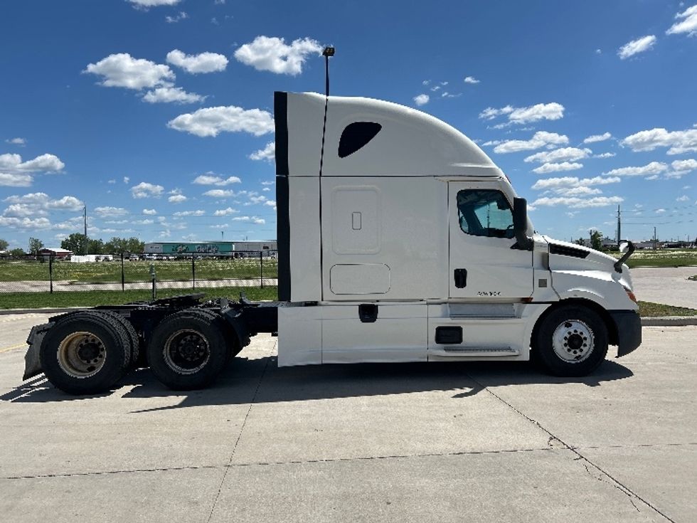 Sleeper Tractor-Heavy Duty Tractors-Freightliner-2022-T12664ST-West Fargo-ND-509,514\n\t\tmiles-$ 71,000 - Image 8