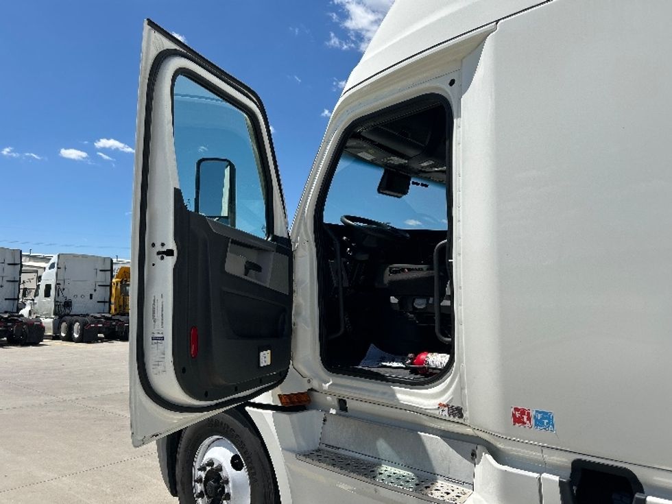 Sleeper Tractor-Heavy Duty Tractors-Freightliner-2022-T12664ST-West Fargo-ND-509,514\n\t\tmiles-$ 71,000 - Image 9