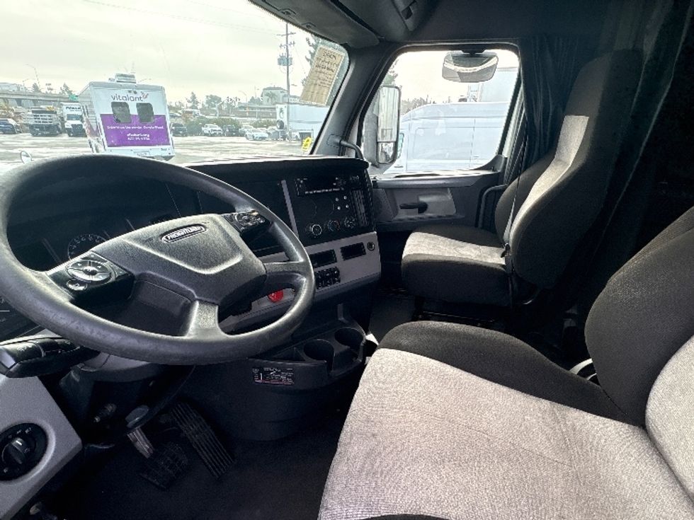 Sleeper Tractor-Heavy Duty Tractors-Freightliner-2022-T12664ST-West Sacramento-CA-200,193\n\t\tmiles-$ 103,750 - Image 10