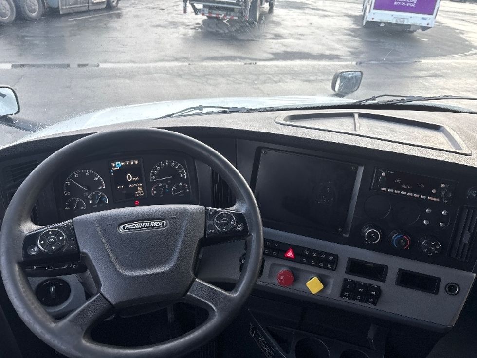 Sleeper Tractor-Heavy Duty Tractors-Freightliner-2022-T12664ST-West Sacramento-CA-200,193\n\t\tmiles-$ 103,750 - Image 11