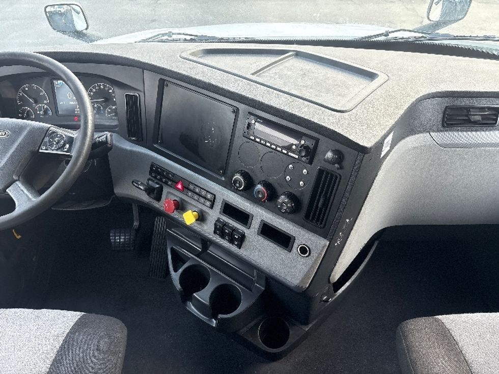 Sleeper Tractor-Heavy Duty Tractors-Freightliner-2022-T12664ST-West Sacramento-CA-200,193\n\t\tmiles-$ 103,750 - Image 12