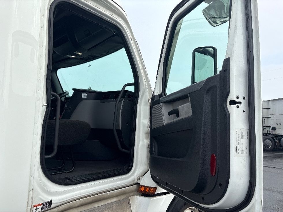 Sleeper Tractor-Heavy Duty Tractors-Freightliner-2022-T12664ST-West Sacramento-CA-200,193\n\t\tmiles-$ 103,750 - Image 13
