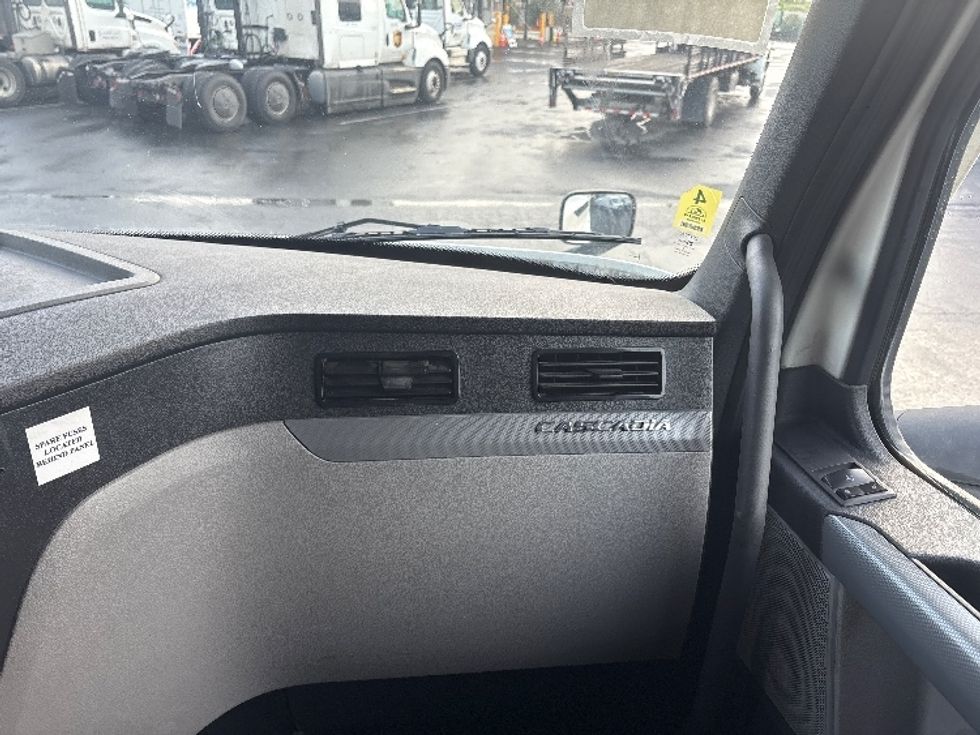 Sleeper Tractor-Heavy Duty Tractors-Freightliner-2022-T12664ST-West Sacramento-CA-200,193\n\t\tmiles-$ 103,750 - Image 14