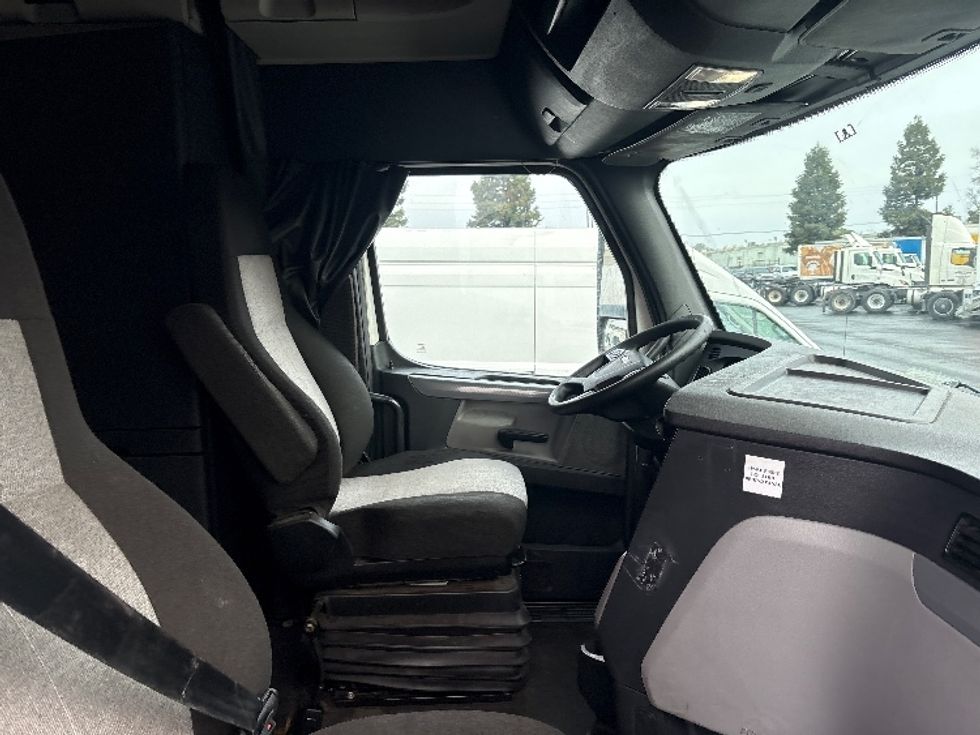 Sleeper Tractor-Heavy Duty Tractors-Freightliner-2022-T12664ST-West Sacramento-CA-200,193\n\t\tmiles-$ 103,750 - Image 15