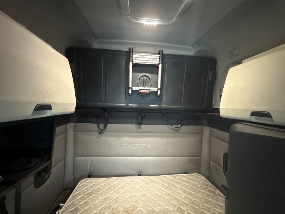 Sleeper Tractor-Heavy Duty Tractors-Freightliner-2022-T12664ST-West Sacramento-CA-200,193\n\t\tmiles-$ 103,750 - Image 16