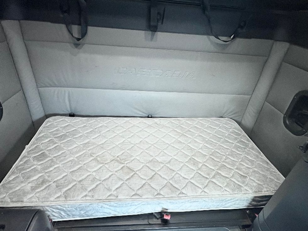 Sleeper Tractor-Heavy Duty Tractors-Freightliner-2022-T12664ST-West Sacramento-CA-200,193\n\t\tmiles-$ 103,750 - Image 17