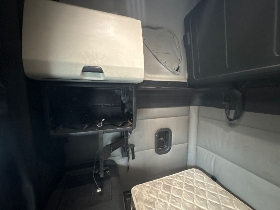 Sleeper Tractor-Heavy Duty Tractors-Freightliner-2022-T12664ST-West Sacramento-CA-200,193\n\t\tmiles-$ 103,750 - Image 19