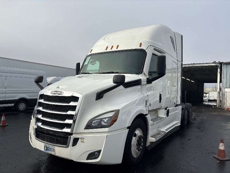 Sleeper Tractor-Heavy Duty Tractors-Freightliner-2022-T12664ST-West Sacramento-CA-200,193\n\t\tmiles-$ 103,750 - Image 3