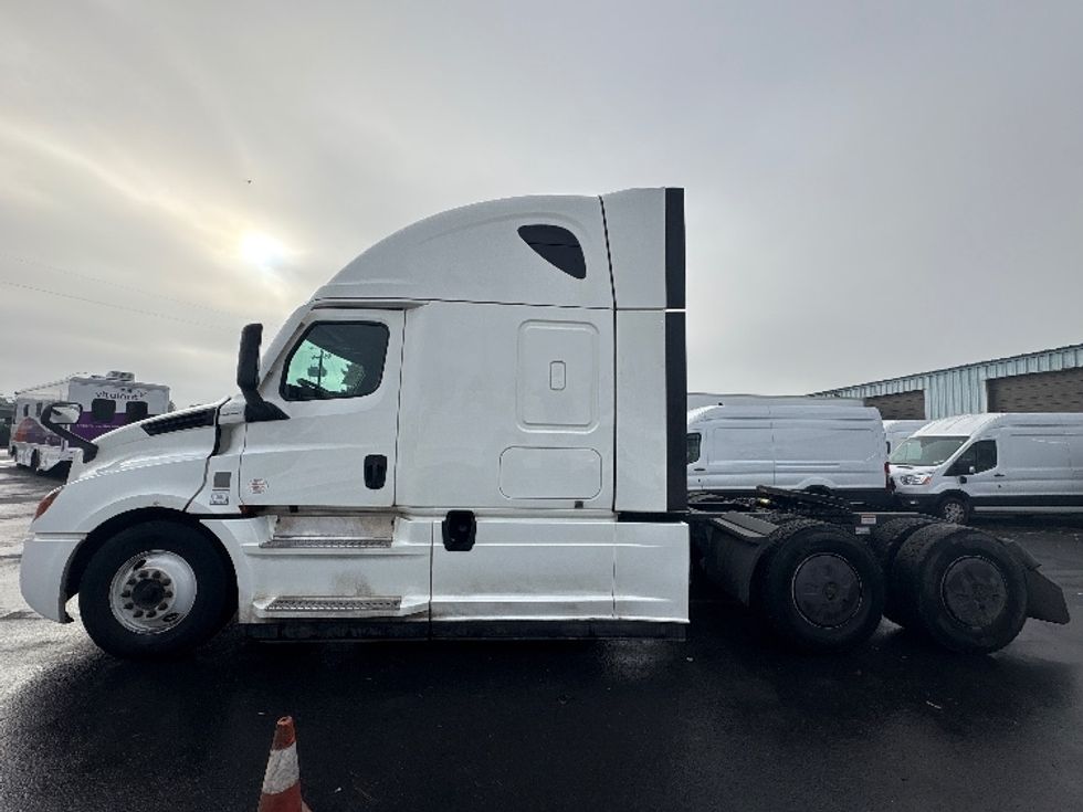 Sleeper Tractor-Heavy Duty Tractors-Freightliner-2022-T12664ST-West Sacramento-CA-200,193\n\t\tmiles-$ 103,750 - Image 4