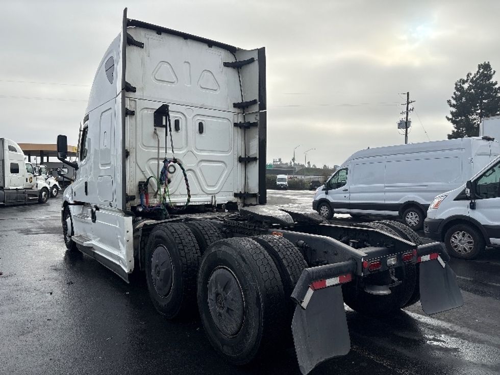 Sleeper Tractor-Heavy Duty Tractors-Freightliner-2022-T12664ST-West Sacramento-CA-200,193\n\t\tmiles-$ 103,750 - Image 5