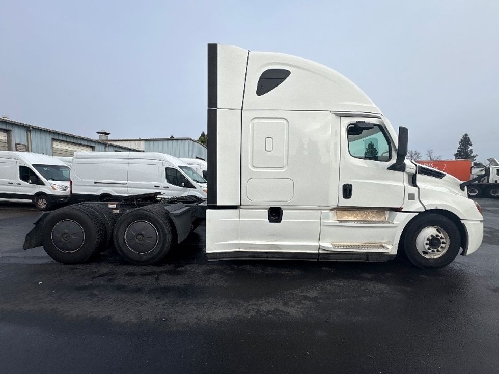 Sleeper Tractor-Heavy Duty Tractors-Freightliner-2022-T12664ST-West Sacramento-CA-200,193\n\t\tmiles-$ 103,750 - Image 8