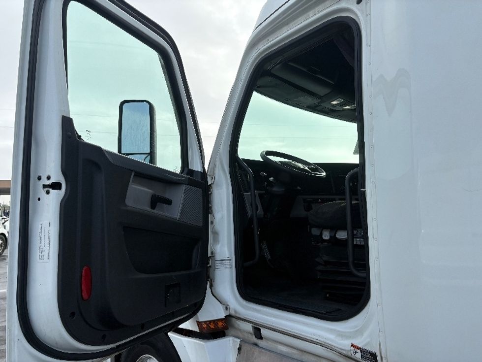 Sleeper Tractor-Heavy Duty Tractors-Freightliner-2022-T12664ST-West Sacramento-CA-200,193\n\t\tmiles-$ 103,750 - Image 9