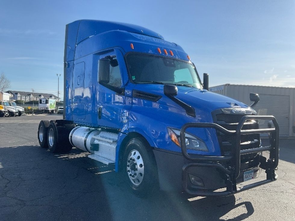 Sleeper Tractor-Heavy Duty Tractors-Freightliner-2022-T12664ST-West Sacramento-CA-345,264\n\t\tmiles-$ 96,500 - Image 1