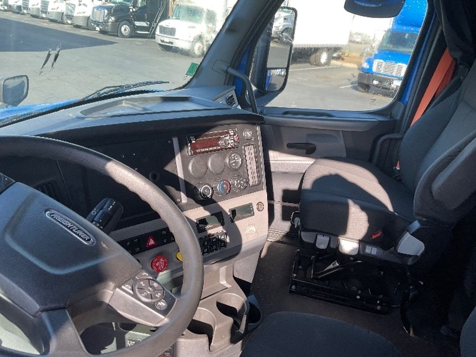 Sleeper Tractor-Heavy Duty Tractors-Freightliner-2022-T12664ST-West Sacramento-CA-345,264\n\t\tmiles-$ 96,500 - Image 10