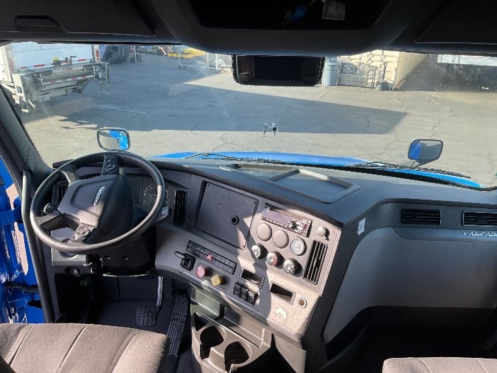 Sleeper Tractor-Heavy Duty Tractors-Freightliner-2022-T12664ST-West Sacramento-CA-345,264\n\t\tmiles-$ 96,500 - Image 12