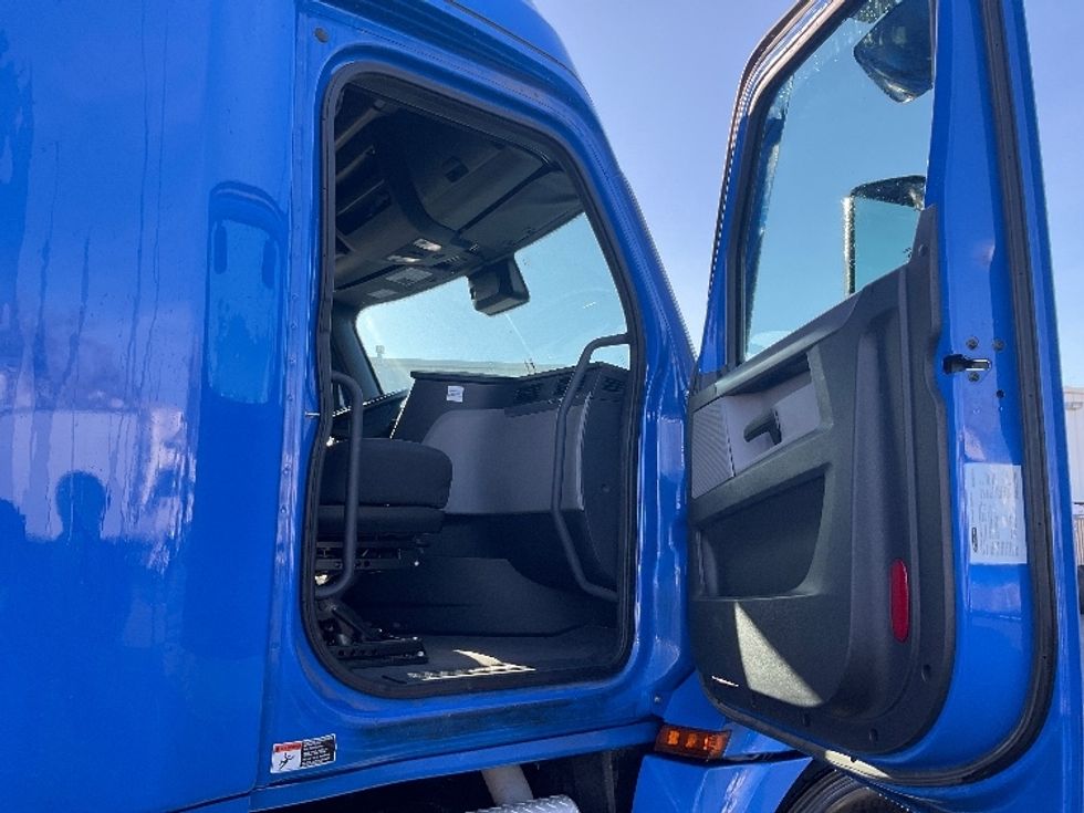 Sleeper Tractor-Heavy Duty Tractors-Freightliner-2022-T12664ST-West Sacramento-CA-345,264\n\t\tmiles-$ 96,500 - Image 13
