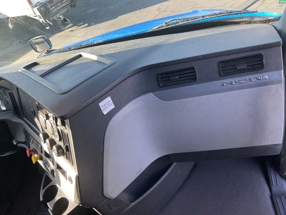 Sleeper Tractor-Heavy Duty Tractors-Freightliner-2022-T12664ST-West Sacramento-CA-345,264\n\t\tmiles-$ 96,500 - Image 14