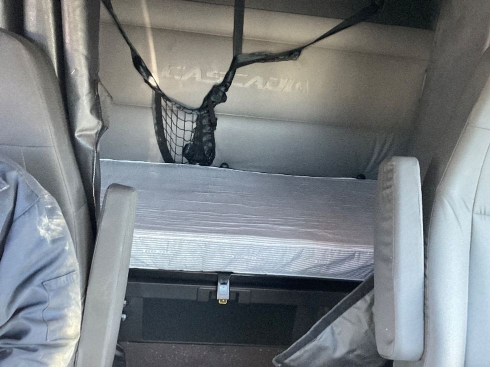 Sleeper Tractor-Heavy Duty Tractors-Freightliner-2022-T12664ST-West Sacramento-CA-345,264\n\t\tmiles-$ 96,500 - Image 16