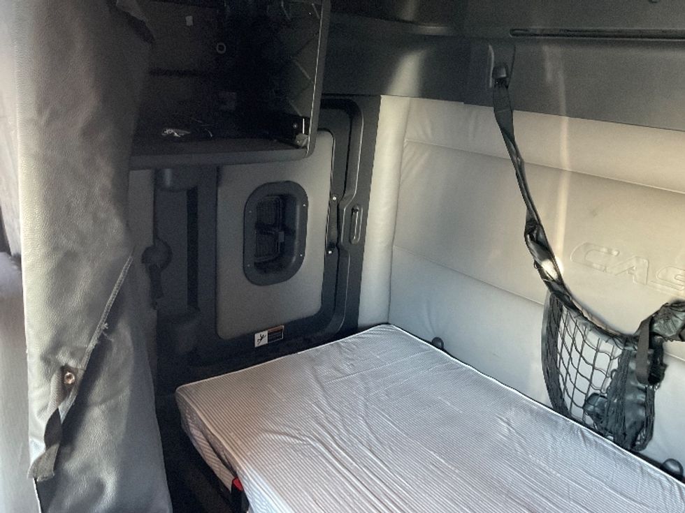 Sleeper Tractor-Heavy Duty Tractors-Freightliner-2022-T12664ST-West Sacramento-CA-345,264\n\t\tmiles-$ 96,500 - Image 19