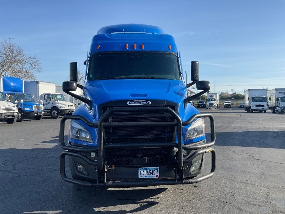 Sleeper Tractor-Heavy Duty Tractors-Freightliner-2022-T12664ST-West Sacramento-CA-345,264\n\t\tmiles-$ 96,500 - Image 2