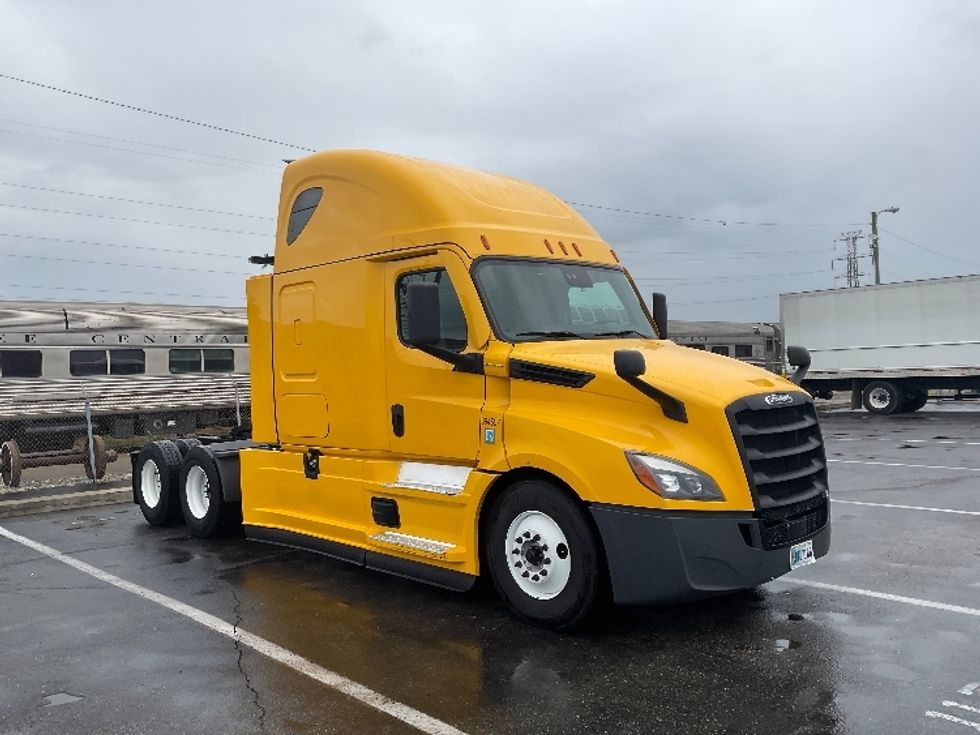 Sleeper Tractor-Heavy Duty Tractors-Freightliner-2022-T12664ST-West Sacramento-CA-411,364\n\t\tmiles-$ 83,500 - Image 1