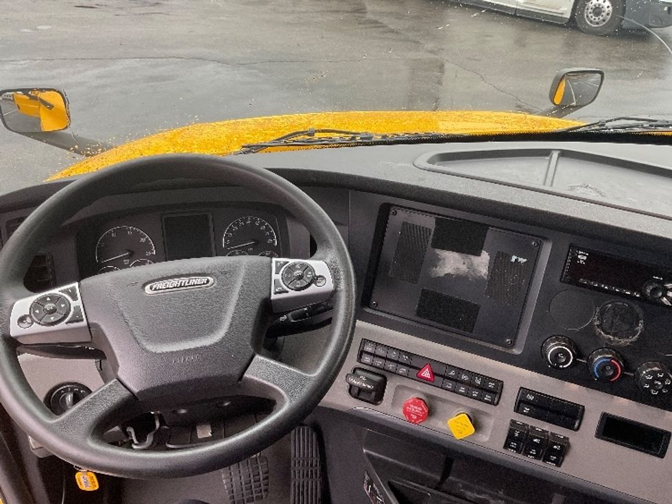 Sleeper Tractor-Heavy Duty Tractors-Freightliner-2022-T12664ST-West Sacramento-CA-411,364\n\t\tmiles-$ 83,500 - Image 11