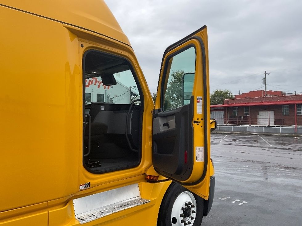 Sleeper Tractor-Heavy Duty Tractors-Freightliner-2022-T12664ST-West Sacramento-CA-411,364\n\t\tmiles-$ 83,500 - Image 13