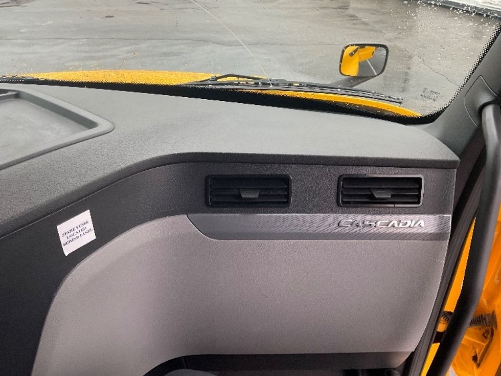 Sleeper Tractor-Heavy Duty Tractors-Freightliner-2022-T12664ST-West Sacramento-CA-411,364\n\t\tmiles-$ 83,500 - Image 14