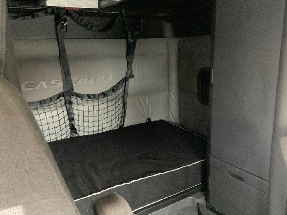 Sleeper Tractor-Heavy Duty Tractors-Freightliner-2022-T12664ST-West Sacramento-CA-411,364\n\t\tmiles-$ 83,500 - Image 16