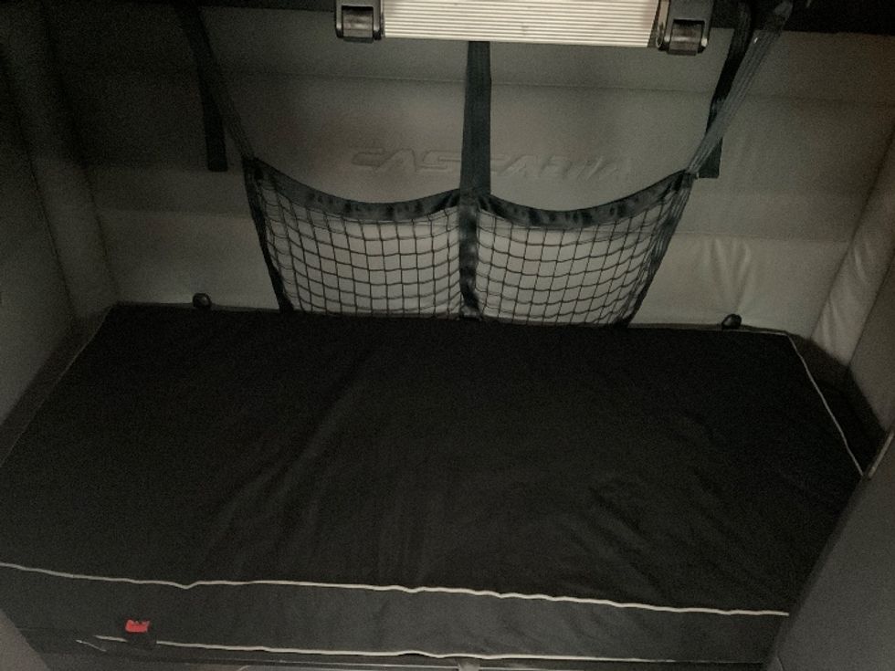 Sleeper Tractor-Heavy Duty Tractors-Freightliner-2022-T12664ST-West Sacramento-CA-411,364\n\t\tmiles-$ 83,500 - Image 17